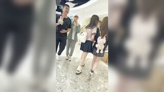 [KFC] 女子高生と親友がショッピングへ — ヌードストッキングと、お尻の割れ目に深く食い込んだグレーのパンティ ipcam 1