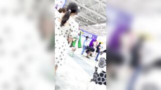 [KFC] 女子高生と親友がショッピングへ — ヌードストッキングと、お尻の割れ目に深く食い込んだグレーのパンティ ipcam 2