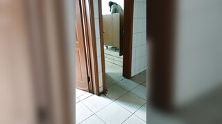 【定番・トイレ映像】「青春への賛歌」シリーズ：完全版 — 高校2年生の少女が、その可憐な秘部から排尿する様子を至近距離で捉えた映像に加え toilet 2 06