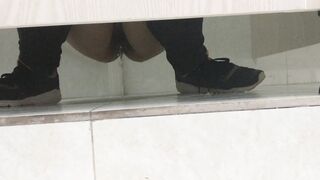 【定番・トイレ映像】「青春への賛歌」シリーズ：完全版 — 高校2年生の少女が、その可憐な秘部から排尿する様子を至近距離で捉えた映像に加え toilet 1 05-150426