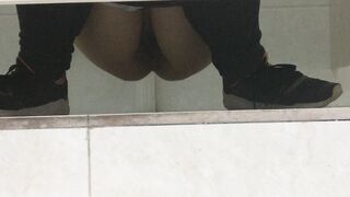 【定番・トイレ映像】「青春への賛歌」シリーズ：完全版 — 高校2年生の少女が、その可憐な秘部から排尿する様子を至近距離で捉えた映像に加え toilet 1 06-150426
