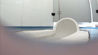 【定番・トイレ映像】「青春への賛歌」シリーズ：完全版 — 高校2年生の少女が、その可憐な秘部から排尿する様子を至近距離で捉えた映像に加え toilet 2 05-150426