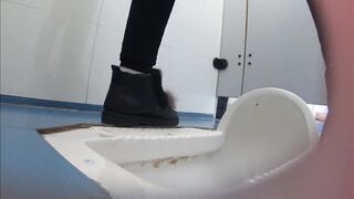 【定番・トイレ映像】「青春への賛歌」シリーズ：完全版 — 高校2年生の少女が、その可憐な秘部から排尿する様子を至近距離で捉えた映像に加え toilet 2 06-150426
