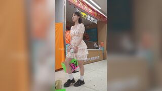 愛らしい雰囲気の若い女性がスカートを試着していると……まさか下からストライプのパンツが丸見えになっているとは露知らず、完全に無防備な姿 ipcam 2