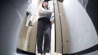 [ マジックハン​ド ☛ 購入済み ]【プレミアム・トイレ盗撮】「着替え＆排泄中の美女」 — パート2 toilet 1 10-180426