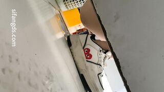 トイレ写真の専門家が子供を学校に迎えに行った際、こっそり女性用トイレに忍び込み、3人の母親が排尿する様子を撮影した。帽子をかぶった女性は toilet
