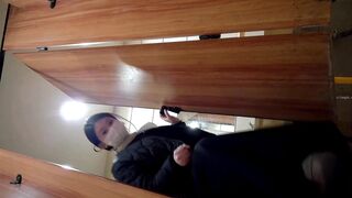 ショッピングモールの女性用トイレで女性が排尿する様子を捉えた高画質動画が新たに流出した。ダウンジャケットを着た2人の女性が、完全にしゃがみ toilet 05-180426