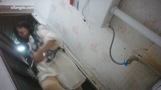 最新の流出高画質トイレ写真❤️ 道路沿いのバーベキューレストランにある簡素な女性用トイレで、数人の美しい女性が排尿している様子を高画質で捉え toilet