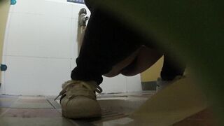【定番・トイレ映像】「青春への賛歌」シリーズ：完全版 — 高校2年生の少女が、その可憐な秘部から排尿する様子を至近距離で捉えた映像に加え toilet 2 07-190426