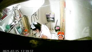 大学の「クズ女」が親友を裏切る：ルームメイト盗撮（第4部） — 賃貸アパートの女子たち：一緒のシャワー／「恋人たちの入浴」 toilet 2 05-190426