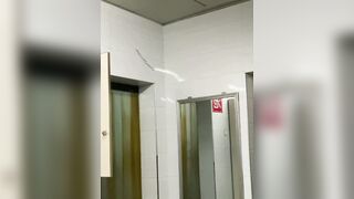 大学の「クズ女」が親友を裏切る：ルームメイト盗撮（第4部） — 賃貸アパートの女子たち：一緒のシャワー／「恋人たちの入浴」 toilet 5 01-190426