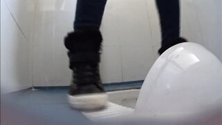【定番・トイレ映像】「青春への賛歌」シリーズ：完全版 — 高校2年生の少女が、その可憐な秘部から排尿する様子を至近距離で捉えた映像に加え toilet 3 07-190426