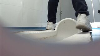 【定番・トイレ映像】「青春への賛歌」シリーズ：完全版 — 高校2年生の少女が、その可憐な秘部から排尿する様子を至近距離で捉えた映像に加え toilet 3 09-190426
