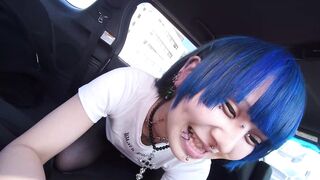 ゲームから出てきたような青髪ピアス女子、車内フェラ動画です jvip