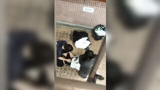 ❤️興味津々❤️ 香港の住宅団地から来た男子生徒2人と女子生徒1人が、屋外で3Pアクティビティを楽しんでいます！ ipcam 04-200426