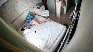 【ハッキングされたカメラ】性欲が非常に強い若い女性が長時間にわたって頻繁に自慰行為を行う。 ipcam 18-200426