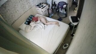 【ハッキングされたカメラ】性欲が非常に強い若い女性が長時間にわたって頻繁に自慰行為を行う。 ipcam 20-200426
