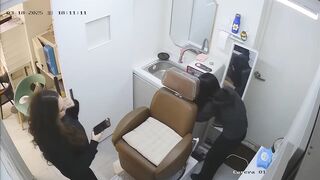 乳首ピアス店の監視カメラ映像が流出しました❤️ 多くの外国人客とあらゆる種類の大きな胸が映っています！ ipcam