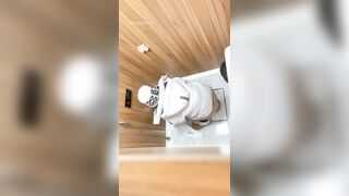 最新の流出トイレカメラ映像には、オフィスビルの女性用トイレに忍び込むマスターが映っている❤️ 黒い革靴、毛皮のコート、眼鏡をかけた女の子をフ toilet 03-200426
