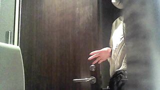 スレンダー美女、二穴丸出し&滴る白濁液。【突撃！隣の女子トイレvol.52】 jvip