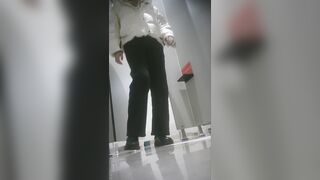 新たに流出した写真❤️ プロのカメラマンがショッピングモールの女性用トイレに忍び込み、ナイキを履いた女の子のセクシーなお尻をパノラマビューで toilet