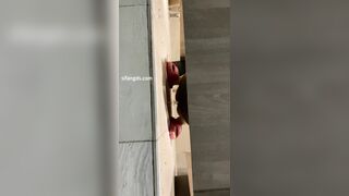 新たに流出した動画❤️ 人気オンラインセレブの自宅にある女性用トイレで、女性ライブ配信者が排尿する様子を、一流カメラマンが密かに撮影しまし toilet   (11)