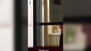 新たに流出した動画❤️ 人気オンラインセレブの自宅にある女性用トイレで、女性ライブ配信者が排尿する様子を、一流カメラマンが密かに撮影しまし toilet   (4)