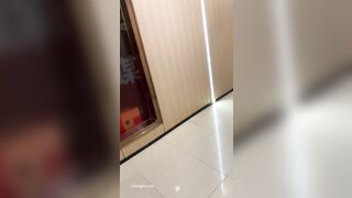 ❤️新たに流出✅ カジュアルなトイレショット（パート3）「巨乳美女」 toilet 06-250426