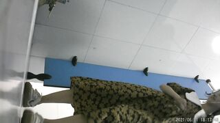 新たに流出した写真❤️ 美術学校の青い門の正面と裏側を写した隠し撮り写真。美しい少女たちがたくさん写っており、その中には驚くほど美しい容姿 toilet (7)