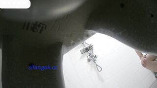 4K没入型覗き見：友人の家を訪問 — 巨乳の不良少女が入浴 toilet