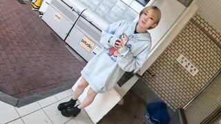 原宿ストリートスナップでコッソリ★胸チラ★パンチラ★パンティずらし外性器撮り成功！03「ガールズバンド系、うっかりモロマン」 voyeur jp