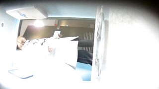 新たに流出した動画❤️ 電車の女性用トイレで撮影された一連の盗撮映像には、女性乗客が排尿する様子や、何人かのガールフレンドが順番に膣を提供 toilet