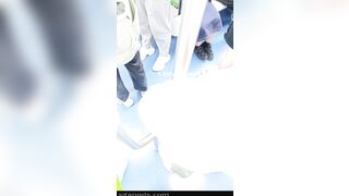 地下鉄駅でのスカートの中と谷間ショット――巨乳と小さな乳首！ ipcam 1 04-020526