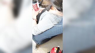 地下鉄駅でのスカートの中と谷間ショット――巨乳と小さな乳首！ ipcam 1 12-020526