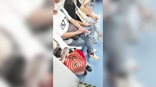 地下鉄駅でのスカートの中と谷間ショット――巨乳と小さな乳首！ ipcam 1 13-020526