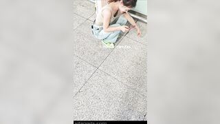 地下鉄駅でのスカートの中と谷間ショット――巨乳と小さな乳首！ ipcam 1 15-020526