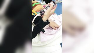 地下鉄駅でのスカートの中と谷間ショット――巨乳と小さな乳首！ ipcam 2 05-020526
