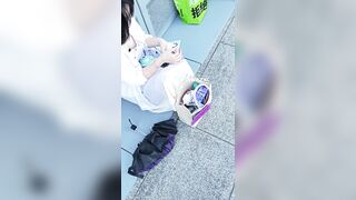 地下鉄駅でのスカートの中と谷間ショット――巨乳と小さな乳首！ ipcam 2 06-020526
