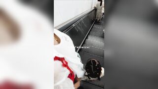 地下鉄駅でのスカートの中と谷間ショット――巨乳と小さな乳首！ ipcam 2 12-020526