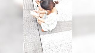 地下鉄駅でのスカートの中と谷間ショット――巨乳と小さな乳首！ ipcam 3 10-020526