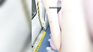 地下鉄駅でのスカートの中と谷間ショット――巨乳と小さな乳首！ ipcam 3 13-020526
