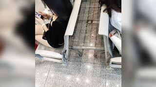 地下鉄駅でのスカートの中と谷間ショット――巨乳と小さな乳首！ ipcam 4 02-020526
