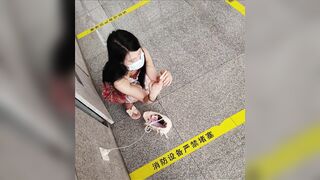地下鉄駅でのスカートの中と谷間ショット――巨乳と小さな乳首！ ipcam 5 03-020526