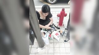 地下鉄駅でのスカートの中と谷間ショット――巨乳と小さな乳首！ ipcam 5 08-020526