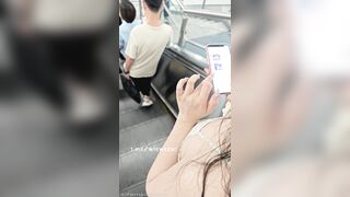 地下鉄駅でのスカートの中と谷間ショット――巨乳と小さな乳首！ ipcam 1 01-020526
