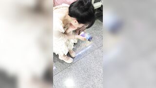 地下鉄駅でのスカートの中と谷間ショット――巨乳と小さな乳首！ ipcam 1 17-020526