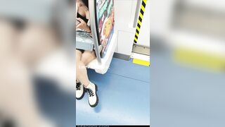 地下鉄駅でのスカートの中と谷間ショット――巨乳と小さな乳首！ ipcam 2 03-020526