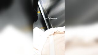 地下鉄駅でのスカートの中と谷間ショット――巨乳と小さな乳首！ ipcam 2 10-020526