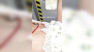 地下鉄駅でのスカートの中と谷間ショット――巨乳と小さな乳首！ ipcam 2 15-020526