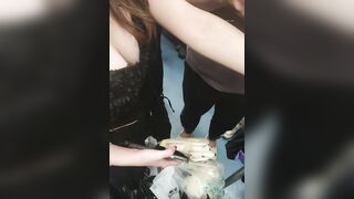 地下鉄駅でのスカートの中と谷間ショット――巨乳と小さな乳首！ ipcam 4 10-020526